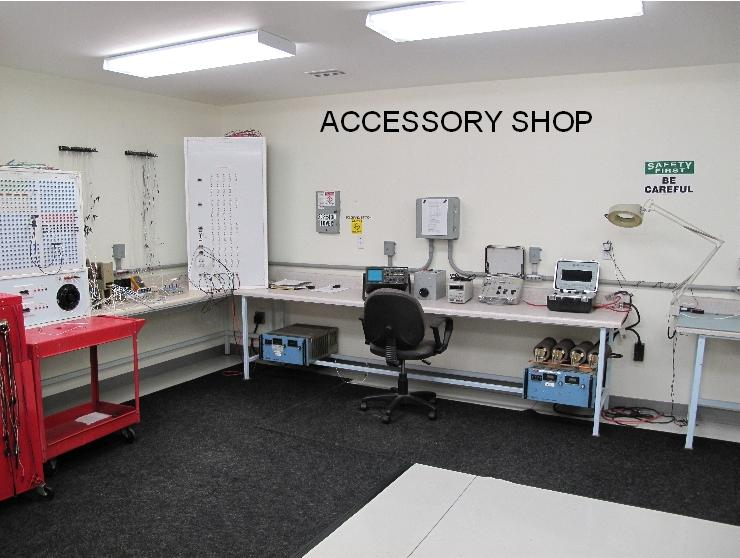 A room with many different types of electronics.